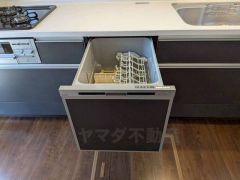 ビルトインタイプで、キッチンと同じカラーにすることにより一体感を持たせることができます。乾燥機能が備わっているため家事の時間が短縮できます。