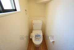 温水洗浄機付トイレです。節水機能もあるので、安心して使えますね。もちろん、1階2階の2ヶ所にトイレがあるので、忙しい朝にもゆとりができますね。