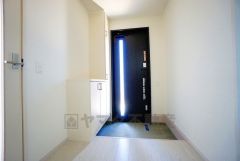 たっぷり収納できるシューズボックスです。家族全員の靴がきれいに整頓できます。棚の上にお花や写真を飾っても良いですね。