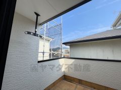 陽当たりの良いバルコニーです。お洗濯やお布団干しはもちろん、日光浴スペースにも。足元は防水工事施工済です。