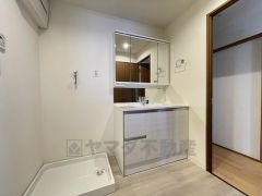 三面鏡裏収納付き洗面化粧台です＾＾ 鏡の裏に歯磨きセットやスキンケア用品などの収納できて便利ですね＾＾