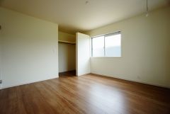 同仕様写真。住む人のこだわりを活かす洋室＾＾日当たりがよく、寝室としての利用もおすすめ。広めのクローゼットもあり荷物もすっきり片付けれ、ゆとりのある暮らしが出来ます＾＾