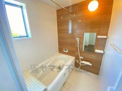 1日の疲れを癒すくつろぎのバスルーム。足を伸ばしてもゆったりと入れるサイズです。お子様と一緒にお風呂に入っても狭くないですね^^