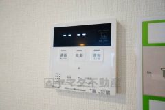 キッチン横からお湯張り、追い炊き、足し湯がボタン一つで楽々操作できる給湯機リモコンです＾＾忙しい夕飯の準備の時間帯に重宝しますね。