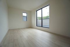 2面採光を確保した明るい室内は、風通しも良く、大変居心地の良い空間となっております。爽やかな風を感じて起きる朝は、快適生活の始まりに。