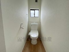 温水、暖房、ウォシュレット付の高機能トイレです。