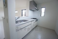 耐久性にも優れた人造大理石トップです。汚れもサッと拭き取ることができ、お掃除もラクラク。対面式キッチンが家族の会話も盛り上げます。食器洗浄乾燥機付。