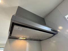 調理により発生する油煙や臭いを吸い込み、屋外へ排気してくれます。