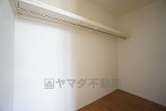 収納力豊富なウォークインクローゼット付き。洋服や小物などを1箇所にまとめて美しい収納を実現します。