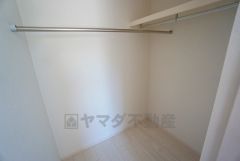 収納力豊富なウォークインクローゼット付き。洋服や小物などを1箇所にまとめて美しい収納を実現します。