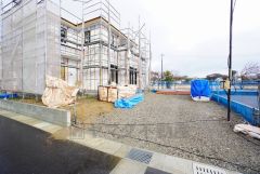 駐車スペースはゆとりある4台分を確保。マイカー用に、お客さま用に、余裕を持ってご利用いただけます。