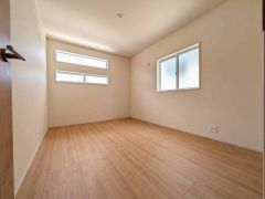 木目調のシンプルデザインで落ち着きと安らぎの空間に仕上げています。各部屋に収納が完備されているので、お荷物が多くなっても安心の設計です。
