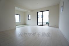 窓には断熱性・保温性にすぐれ、省エネ効果のあるペアガラスを採用。冬には結露を防止します。
