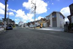 前面道路は交通量が少なく小さなお子様がいるご家庭も安心です＾＾大型車両の通行も無く静かで快適な生活を送れます＾＾