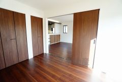 暖かい日差しが差し込む洋室。たっぷり収納できるクローゼット付きでお部屋の中をすっきりと快適に保てます。