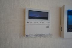 キッチン横からお湯張り、追い炊き、足し湯がボタン一つで楽々操作できる給湯機リモコンです。忙しい夕飯準備の時間帯に重宝しますね。