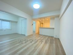 家族が集まる開放的なリビング。思い思いの時間を過ごしたり、家族みんなで食事をしたり、素敵な団らんの場になりますね。