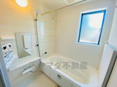 デザイン性に優れた浴槽でゆったりとしたバスタイムを演出。ベンチ付きなので半身浴も楽しめます。
