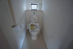温水洗浄機付トイレです。節水機能もあるので、安心して使えますね。もちろん、1階2階の2ヶ所にトイレがあるので、忙しい朝にもゆとりができますね。