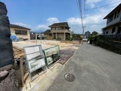 前面道路は南西側約4.6ｍ。交通量が少なく小さなお子様がいるご家庭でも安心です。 スマートキー、食器洗い乾燥機、高断熱Low－E複層ガラス、温水洗浄便座、浴室暖房乾燥機など生活を豊かにする設備が満載。