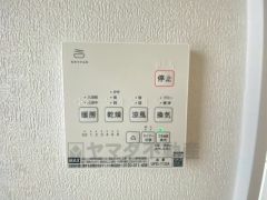 雨の日の洗濯も安心できる浴室暖房乾燥機付き浴室。リモコンで操作もボタン1つで簡単。 浴室暖房乾燥機には、暖房、乾燥、涼風、換気の4つの機能が付いています。タイマー付きです。