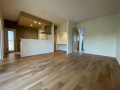 大きな窓のあるリビングは、陽光あふれる明るい空間です。居心地良く、ご家族皆がゆったり寛げる憩いの空間となりそうです。