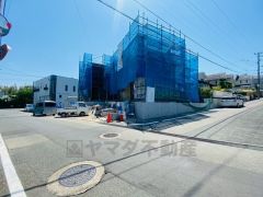 前面道路6ｍ。太宰府ICまで車で約11分。（3.3ｋｍ）遠出のお出かけに便利です。ＪＲ鹿児島本線と西鉄天神大牟田線の2沿線利用可能。通勤通学に便利です＾＾