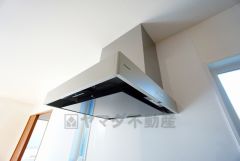 調理により発生する油煙や臭いを吸い込み、屋外へ排気してくれます。