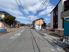 前面道路は公道西側6.5ｍ。幅広いためお車の離合や駐車スムーズです＾＾