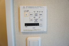 雨の日の洗濯も安心できる浴室暖房乾燥機付き浴室。リモコンで操作もボタン1つで簡単。 浴室暖房乾燥機には、暖房、乾燥、涼風、換気の4つの機能が付いています。タイマー付きです。