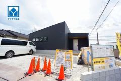 オール電化＾＾角地。西鉄バス桜ヶ丘停徒歩2分。並列2台。平屋住宅。後藤寺線上三緒駅まで徒歩9分＾＾自転車で3分＾＾