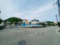 角地で陽当り・風通し良好です。 敷地面積広々72坪。