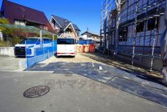 駐車スペースはゆとりある3台分を確保。マイカー用に、お客さま用に、余裕を持ってご利用いただけます。