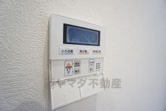 給湯器リモコンはキッチン横からボタンひとつで操作が楽々。通話ボタン付きでお子様とも会話ができて安心です。