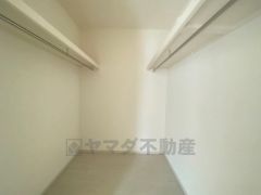 ハンガーパイプ付で散らかりがちな洋服類もきれいに整理できます。使用頻度が少ないものは枕棚の上に、足元には3段ボックスを置いて、フル活用できるクローゼットです＾＾