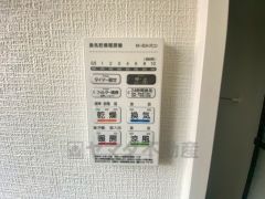 浴室暖房乾燥機には、暖房、乾燥、涼風、換気の4つの機能が付いています。タイマー付きです。
