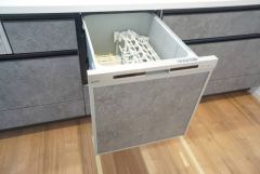 家事の時間が短縮できる食器洗浄乾燥機付。後片付けもラクラクです。 食器を洗う手間が減るので家族とのコミュニケーションの時間や自分の時間が増えますね。