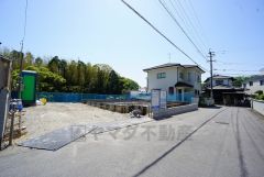 前面道路は交通量が少なく小さなお子様がいるご家庭も安心です＾＾ カースペースは停めやすい並列駐車4台付き。