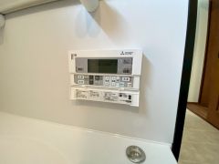 浴室内の給湯器リモコン。一日の疲れを癒す快適なバスタイムを＾＾