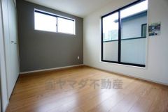 住む人のこだわりを活かす洋室＾＾日当たりがよく、寝室としての利用もおすすめ。広めのクローゼットもあり荷物もすっきり片付けれ、ゆとりのある暮らしが出来ます＾＾