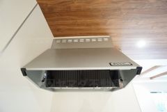 お手入れが簡単なスリム型レンジフードです。調理により発生する油煙や臭いを吸い込み、屋外へ排気してくれます。