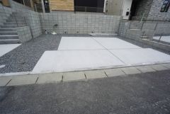 駐車スペースはゆとりある2台分を確保。マイカー用に、お客さま用に、余裕を持ってご利用いただけます。