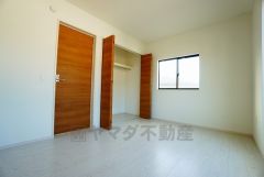 同仕様写真。暖かい日差しが差し込む洋室。たっぷり収納できるクローゼット付きでお部屋の中をすっきりと快適に保てます。