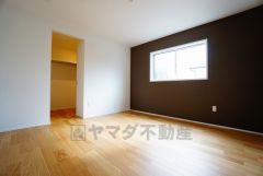 同仕様写真。木目調のシンプルデザインで落ち着きと安らぎの空間に仕上げています。各部屋に収納が完備されているので、お荷物が多くなっても安心の設計です。