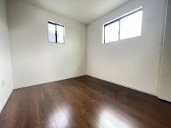 同仕様写真。2面採光を確保した明るい室内は、風通しも良く、大変居心地の良い空間となっております。爽やかな風を感じて起きる朝は、快適生活の始まりに。