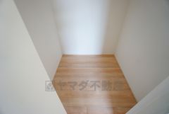 同仕様写真。収納力豊富なウォークインクローゼット付き。洋服や小物などを1箇所にまとめて美しい収納を実現します。