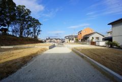 前面道路は北東側約5.1ｍ。交通量が少ないため小さなお子様がいても安心です＾＾