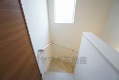 同仕様写真。ご年配の方でも安心できる、手すり付き階段です＾＾段差も低めで設定されてますので安全性にも優れてますね＾＾