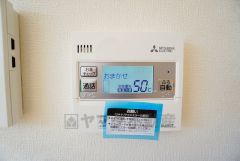 キッチン横からお湯張り、追い炊き、足し湯がボタン一つで楽々操作できる給湯機リモコンです＾＾忙しい夕飯の準備の時間帯に重宝しますね。