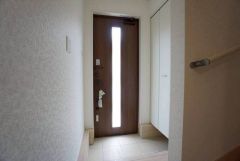 玄関ドアはスリットの入ったタイプを採用。明るい玄関を確保しています＾＾大容量のシューズボックスも完備しているので、キレイな玄関を保てますね＾＾